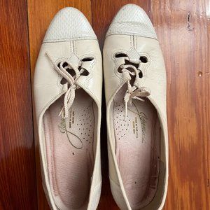 Beige Vintage Style Lace Up Pumps